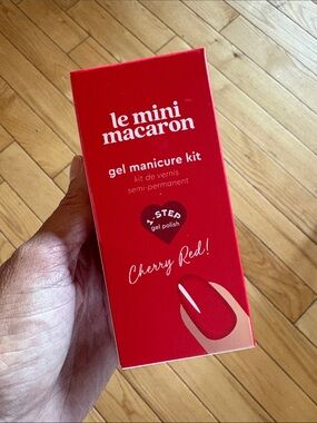 le mini macaron Cherry Red Gel Manicure Kit
